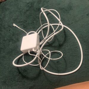 Apple 85 W Mag Safe Power adapter